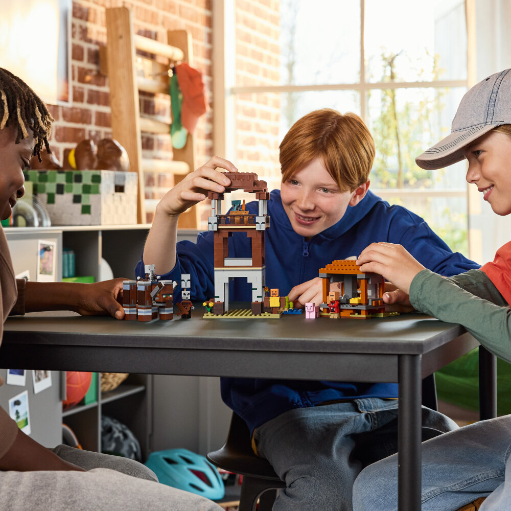 LEGO Minecraft - De Plunderaar buitenpost en Verwoester 9+